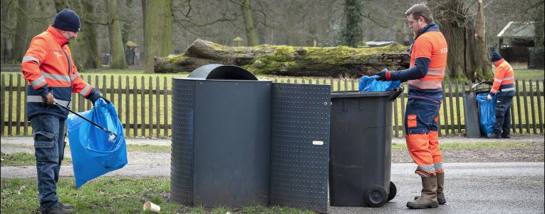 Wijkteams prullenbakken legen